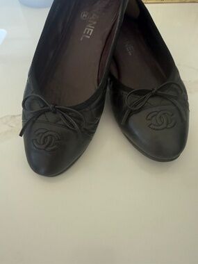 Black quilted Chanel ballerina flats leather with CC logo on toe and bow